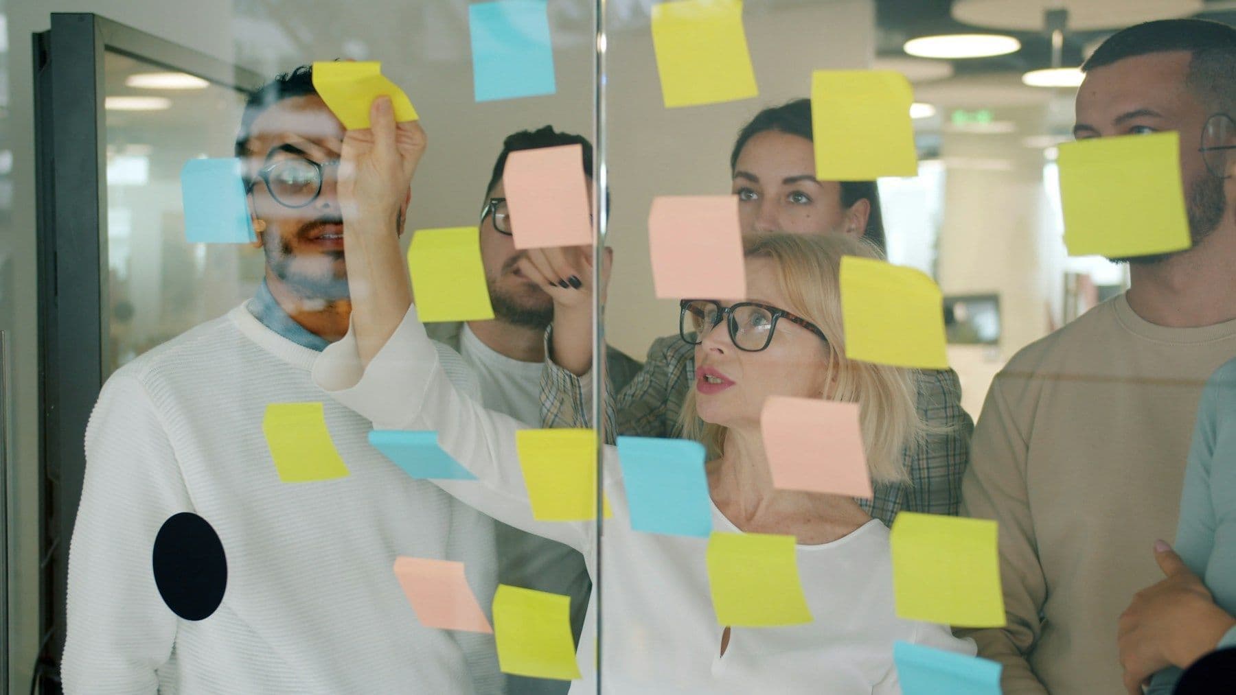 A team reviews a case during a workshop using a wall of sticky notes